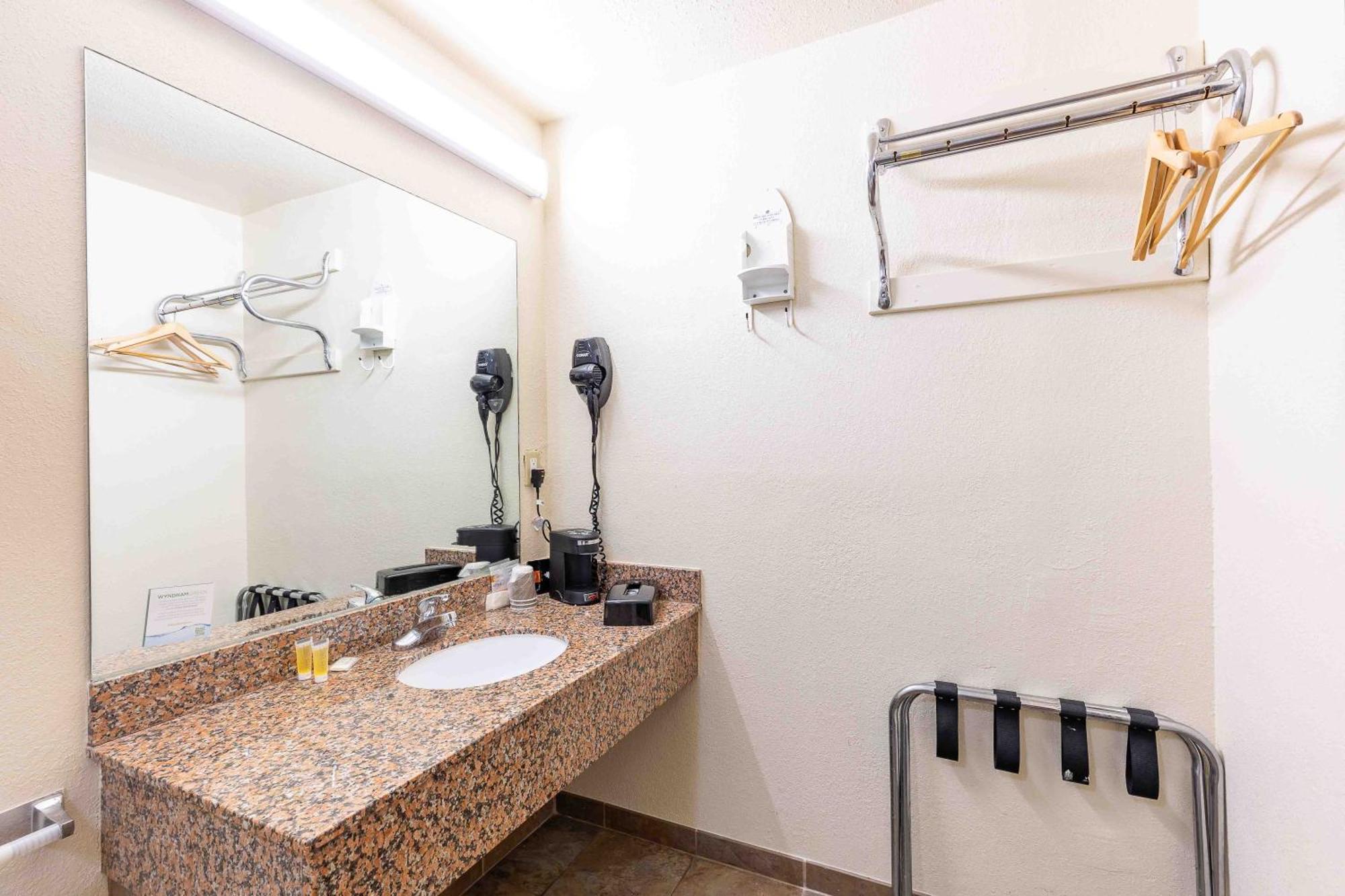 Days Inn By Wyndham Oklahoma City/Moore Buitenkant foto